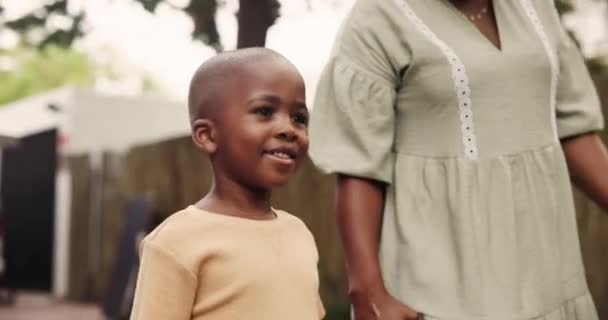 Séta Kéz Kézben Gyermek Szülő Utcán Kaland Hétvégén Nyaralás Szabadban — Stock videók