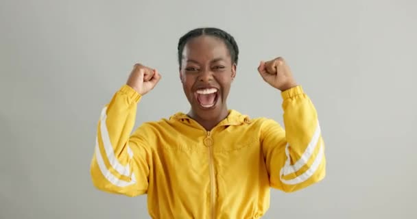 Милая Возбужденная Черная Женщина Торжеством Ликованием Успехом Сером Студийном Фоне — стоковое видео