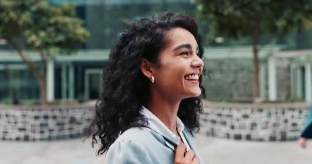 Gülümseyin Yürüyün Şehirde Kadını Olarak Sabahları Gülme Danışmanı Profili Oluşturun — Stok video