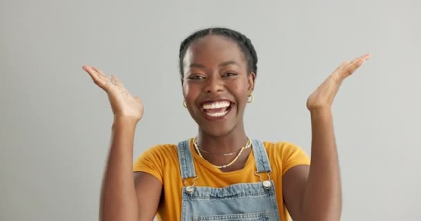 Cara Mulher Animada Negra Com Celebração Vencedora Realização Fundo Estúdio — Vídeo de Stock