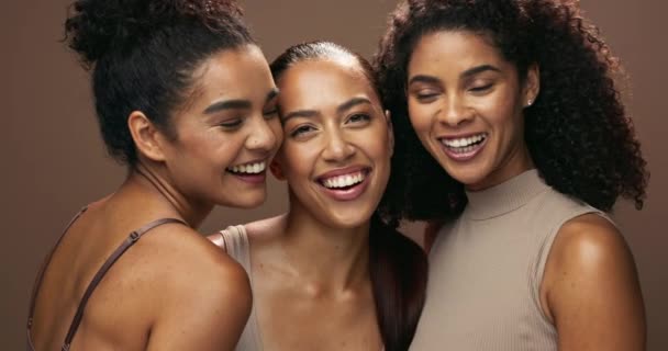 Gezicht Vrouwen Groep Met Huidverzorging Cosmetica Lachen Een Bruine Studioachtergrond — Stockvideo