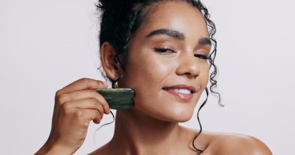 Skincare Gua Sha Ritratto Donna Con Massaggio Facciale Bellezza Felicità — Video Stock