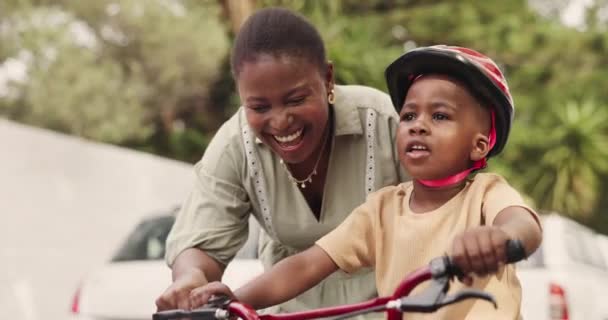 Aprendizagem Mãe Menino Com Uma Bicicleta Ajuda Ensino Com Orientação — Vídeo de Stock