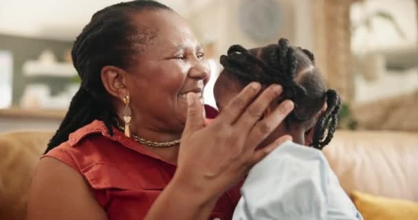 Grootmoeder Kind Voorhoofd Kussen Uit Liefde Huis Genegenheid Verbondenheid Zorg — Stockvideo