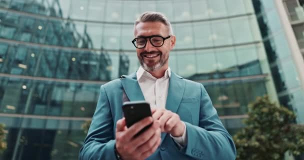 Happy Senior Forretningsmand Med Telefon Til Sociale Medier Kommunikation Eller – Stock-video
