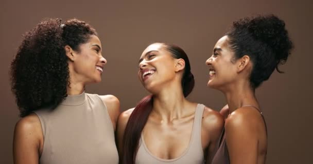 Kadınlar Yüz Grup Olarak Stüdyoda Gülümseme Dayanışma Esmer Arka Planda — Stok video
