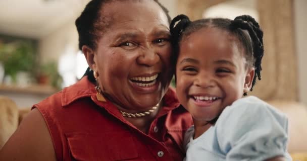 Arc Mosoly Gyermek Nagymamával Kanapén Kötődnek Össze Nappaliban Modern Otthon — Stock videók