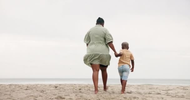 Mutter Kind Und Händchen Haltend Sand Des Strandes Zur Unterstützung — Stockvideo