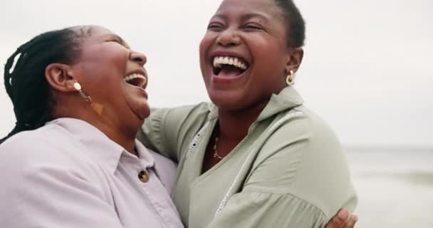 母亲和女儿在沙滩上拥抱 在假期里带着爱和快乐 或者一起去度假 非洲妇女 家庭妇女和黑人妇女在海洋或海上拥抱成熟的母亲 并给予善意和支持 — 图库视频影像