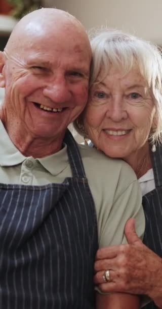 Szczęśliwy Twarz Para Seniorów Kuchni Przytulić Miłości Wsparcia Opieki Małżeństwie — Wideo stockowe