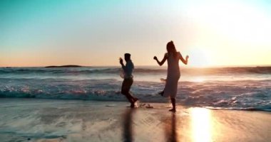 Yunanistan 'da tatil, tatil ve gün batımı için oynayan çift, plaj ve dalgalar. Erkek, kadın ve deniz suyunda eğlence, romantizm ve macera için koşmak yazın özgürlükle birlikte.