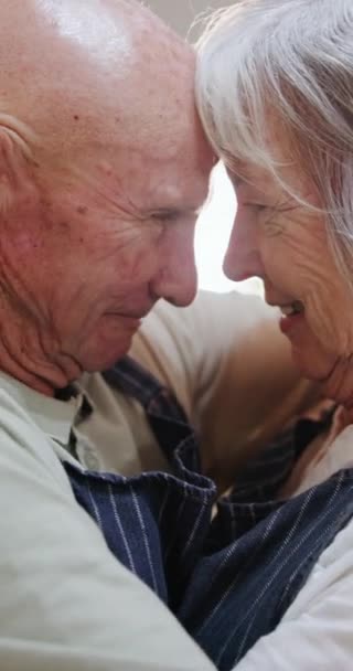 Personnes Âgées Couple Câlins Dans Cuisine Avec Amour Soutien Soins — Video