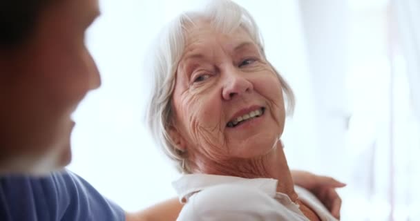 Aiuto Supporto Badante Con Donna Anziana Casa Cura Con Conversazione — Video Stock