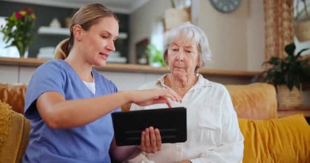 Cuidado Salud Tableta Enfermera Hablando Con Anciana Sofá Sala Estar — Vídeos de Stock