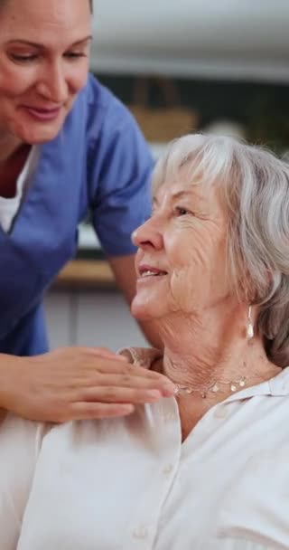 在老年病人的护理 健康和退休服务方面 支持或面对护士 爱心或快乐的照料者 帮助躺在沙发上的老年人获得医疗建议和护理 — 图库视频影像