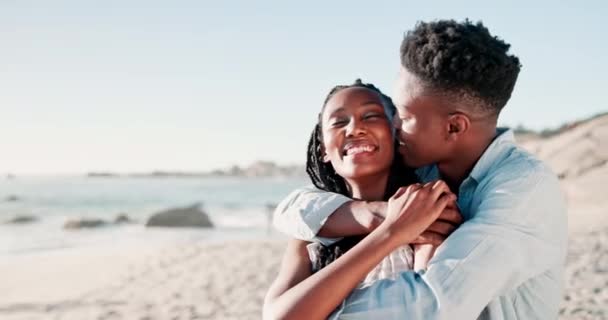 Ζευγάρι Φιλί Και Αγκαλιά Στην Άμμο Στην Παραλία Για Ρομαντισμό — Αρχείο Βίντεο