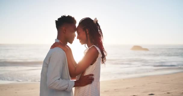 Pareja Romance Hablar Con Amanecer Playa Para Afecto Compromiso Vinculación — Vídeo de stock