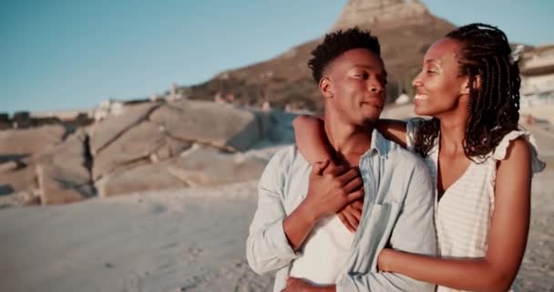 해변과 포옹과 휴식과 자연의 데이트 로맨틱 주말을 바다로 아프리카 남자와 — 비디오