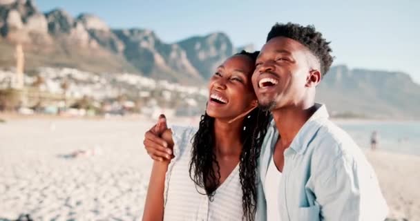 Afrikanisches Paar Das Sich Umarmt Und Den Strand Mit Gedanken — Stockvideo