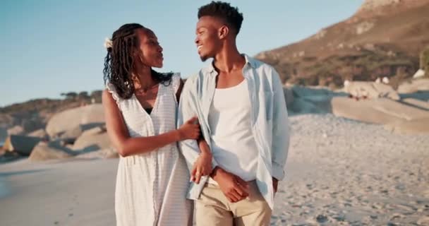 Ζευγάρι Αγάπη Και Περπάτημα Στην Παραλία Καλοκαίρι Συνομιλία Συγκόλληση Και — Αρχείο Βίντεο
