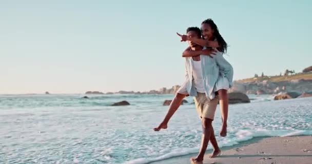 轻松愉快的背影 沙滩和黑色的夫妇与水 度假和幸福与假日和冒险 男女关系 男人带着女人和海滨旅行 带着浪漫 约会和婚姻旅行 — 图库视频影像