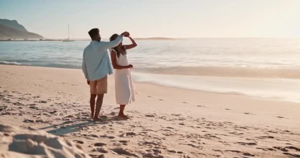 Ευτυχισμένος Χορός Και Ζευγάρι Στο Ηλιοβασίλεμα Στην Παραλία Μαζί Για — Αρχείο Βίντεο