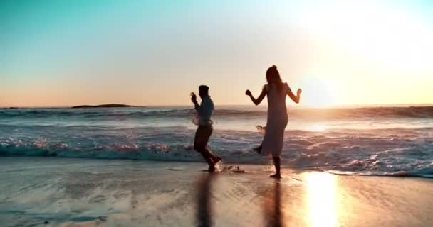 Yunanistan Tatil Tatil Gün Batımı Için Oynayan Çift Plaj Dalgalar — Stok video