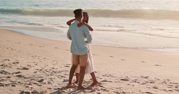 Para Taniec Szczęśliwy Plaży Wakacje Więzi Miłości Opieki Trzymaniem Się — Wideo stockowe