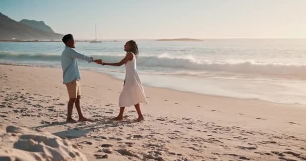 사랑과 관리와 휴가를 해변에서 사람들 아프리카 남자와 파트너와 바다로 연결에 — 비디오