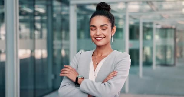 Yüz Kendine Güvenen Kadını Gülümseme Moda Tasarımcı Kıyafeti Içinde Kurumsal — Stok video