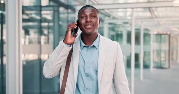 打电话 做生意 快乐的黑人男人在城市旅行 散步或在工作旅行的推销员在早晨 非洲专业人员 智能手机和通勤者在街上聊天 笑和谈判 — 图库视频影像
