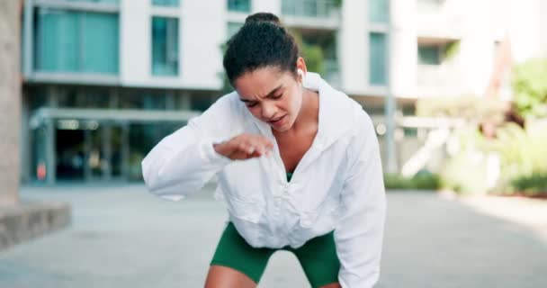 Correr Fitness Mujer Cansada Ciudad Con Ejercicio Descanso Rutina Cardio — Vídeo de stock