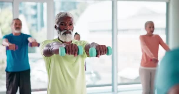 老年人 运动和黑人男子在健身房为健康 健康和严重的健康与训练 老年男性举重 哑铃强壮有力 — 图库视频影像