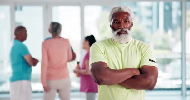 Sorriso Fitness Homem Negro Sênior Com Braços Cruzados Ginásio Para — Vídeo de Stock