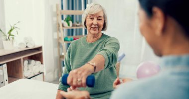 Kıdemli kadın, fizyoterapi ve egzersiz için halter, destek ve fizik tedavi sınavında germe kolu. Omuz ağrısı, konsültasyon ve konsültasyon için egzersiz yapan yaşlı hasta ve hemşire.