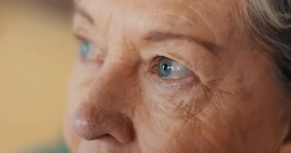 Ojos Pensamiento Mujer Mayor Hogar Ancianos Con Miedo Estrés Preocupación —  Fotos de Stock