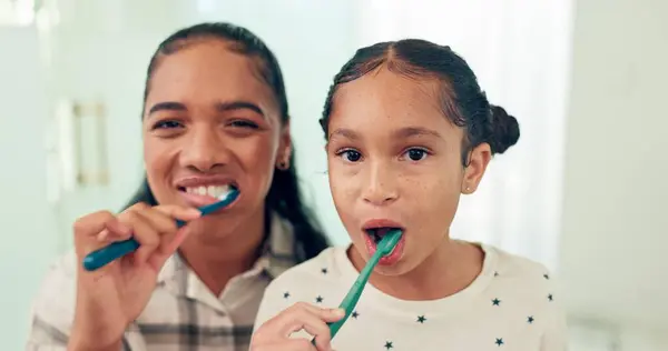 Potret Menyikat Gigi Dan Ibu Dengan Anak Perempuan Rutinitas Pagi — Stok Foto