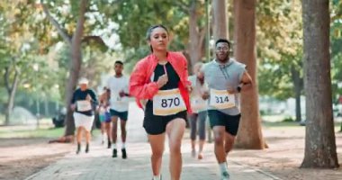 Egzersiz, maraton ve grupla birlikte kardiyo, sağlık ya da sağlıklı vücut için açık havada koşmak. Yarışmada atlet, kalabalık ve fitness, doğadaki parkta spor antrenmanı ve antrenman..