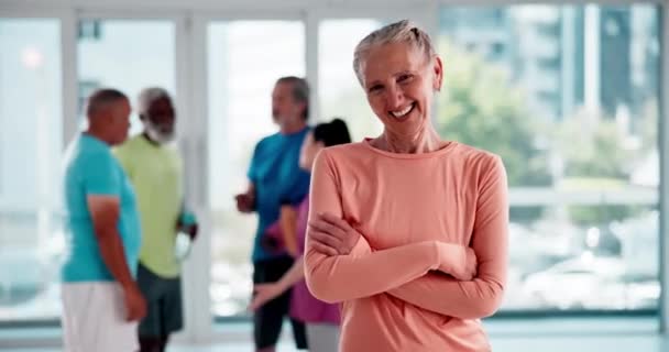 与老妇人的胳膊交叉 锻炼和锻炼在一个健康中心 有形象 快乐的养老金领取者和老年人在一起 对训练有信心 对有氧运动有益健康 — 图库视频影像