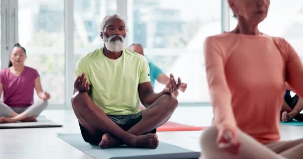 Homem Lótus Meditação Aula Ioga Para Paz Calma Saúde Mental — Vídeo de Stock