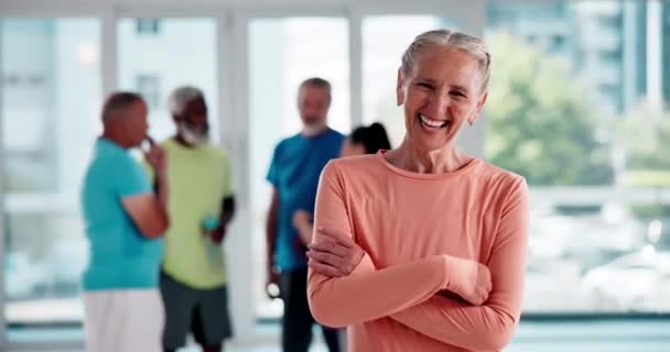 老太婆两臂交叉 健身锻炼在一个健康的中心 有形象 快乐的养老金领取者和老年人在一起 对锻炼有信心 对有氧运动有益健康 — 图库视频影像