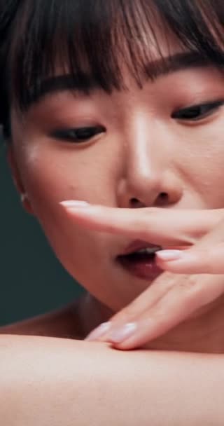 Mão Braço Rosto Mulher Asiática Com Cuidados Com Pele Estúdio — Vídeo de Stock