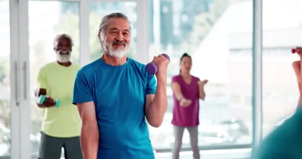 班级和老年人 在健身房锻炼 训练和有氧锻炼时 体重增加 拥有健康 健康身体或运动俱乐部设备的运动 退休和老年男女 — 图库视频影像