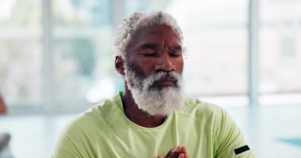Paz Meditación Hombre Negro Con Yoga Fitness Posición Centro Bienestar — Vídeos de Stock