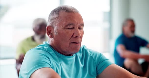 Старший Мужчина Йога Упражнения Классе Работа Дыхания Дзен Пенсионера Холистическое — стоковое видео