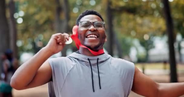 Homme Noir Athlète Célébrer Victoire Avec Une Médaille Pour Succès — Video