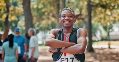 Face, mutlu adam ve maraton koşucusunun kendine güveni Güney Afrika 'da spor ve spor. Portre, kollar çapraz ve parkta sporcunun gülüşü sağlıklı vücut, sağlık ya da spor için..