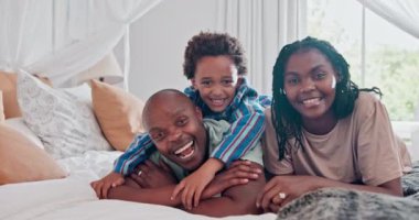 Baba, anne ve çocuk gülümseme, kaynaşma ve aşk için sabah Kenya 'da yüzleri yatakta. Baba, anne ve çocuk özenle portre için gülüyorlar, heyecanlılar ve zenci aile evinde uyanıyorlar..