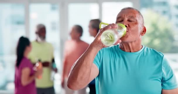 トレーニング後に健康な体のためのジム ウェルネス または笑顔で水とフィットネスを飲むシニアマン クラブ ボトル 水分補給のための液体飲料の渇いた人 運動のためのH2Oおよび栄養 — ストック動画