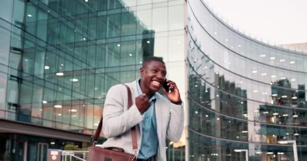 興奮したセールスマンの成功 勝利または目標達成のための市内の電話 ビジネスマンおよび祝賀 スマートフォン アフリカのプロフェッショナルおよび良いニュースの屋外 昇進または勝利のための歓声 — ストック動画